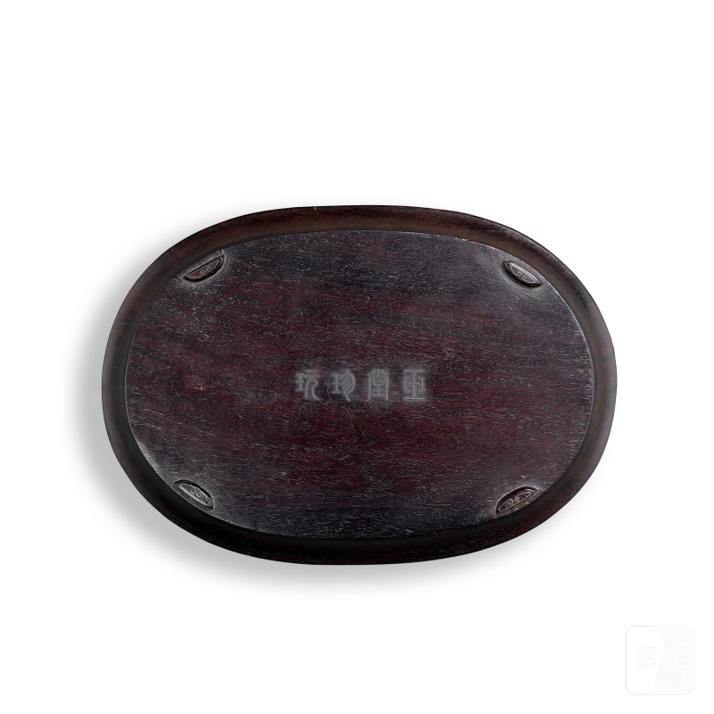 An inscribed silver-inlaid zitan tray, Qing dynasty, 17th century | 清十七世紀 紫檀嵌銀絲盤 《玉堂珍玩》款 - 图2
